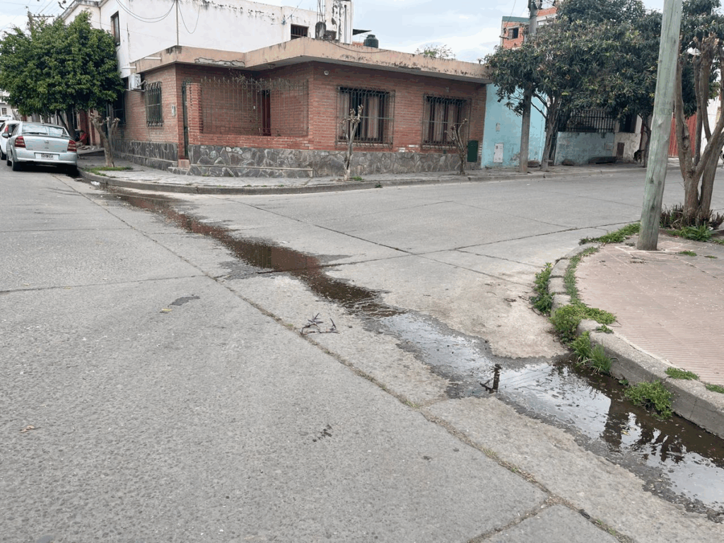 Pérdidas de agua afectan a vecinos del barrio Gorriti