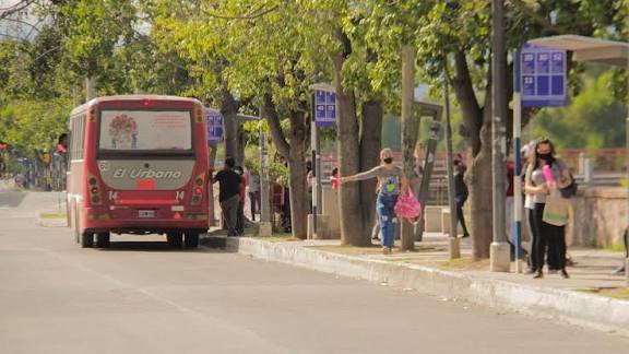 Vecinos denuncian peligro en la parada de colectivos de Malvinas