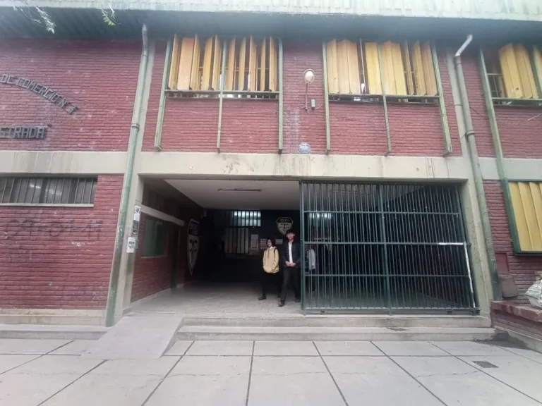 Exceso de alumnos en cursos de la Escuela de Comercio N°3