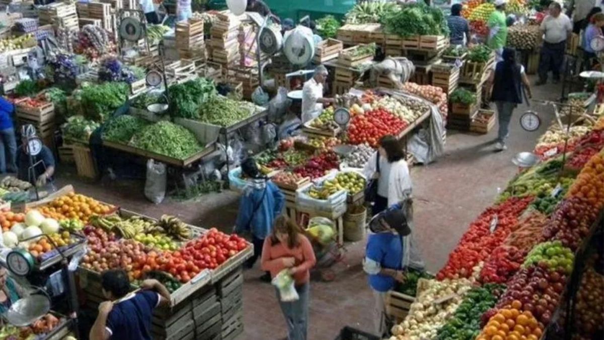 Feriantes y comerciantes exigen un lugar para vender en Perico