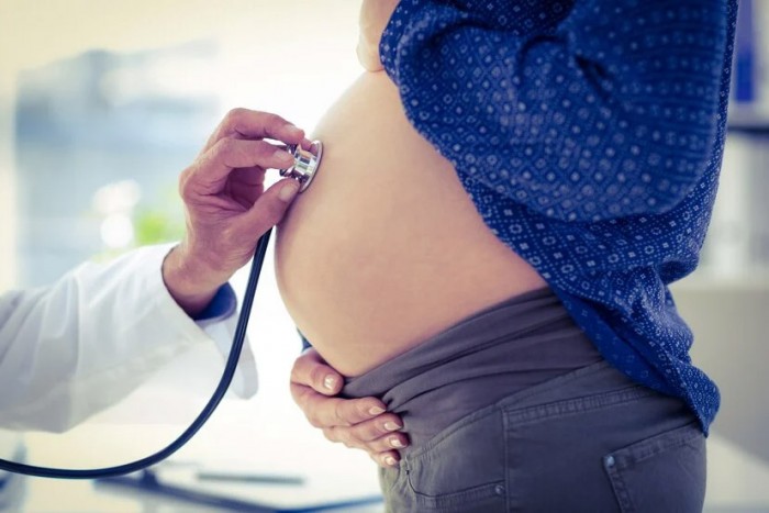 Obstetras alertan de complicaciones en embarazos y partos