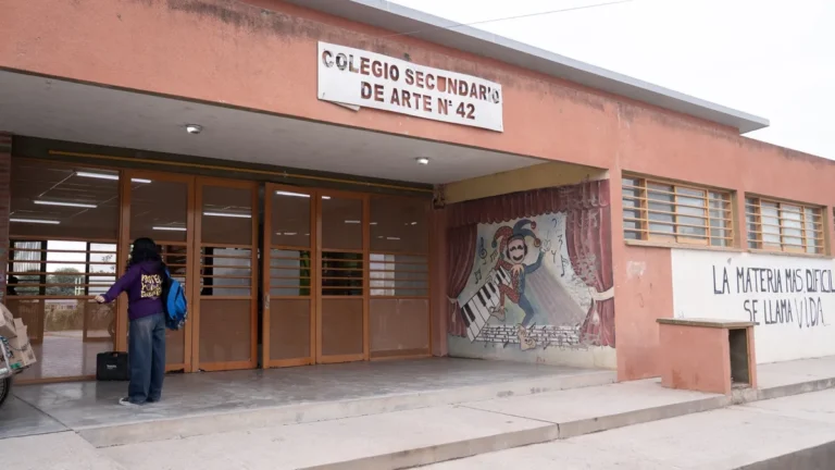 Estudiantes del Colegio de Artes N°42 denuncian falta de directivos