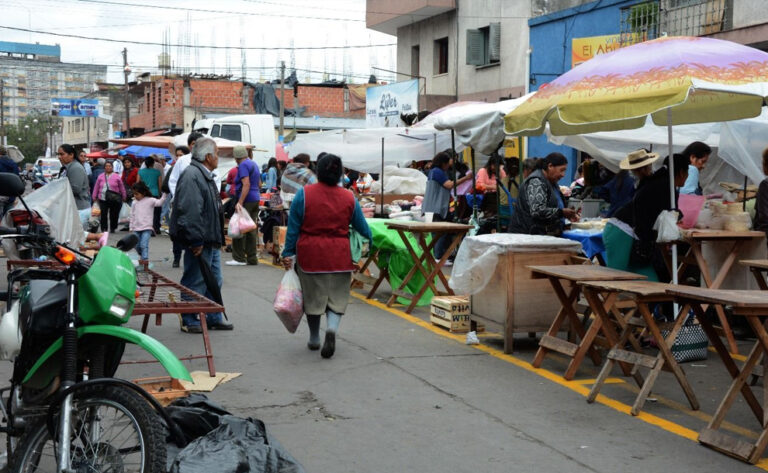 Vendedores ambulantes denuncian caída de ventas y hostigamiento en Capital