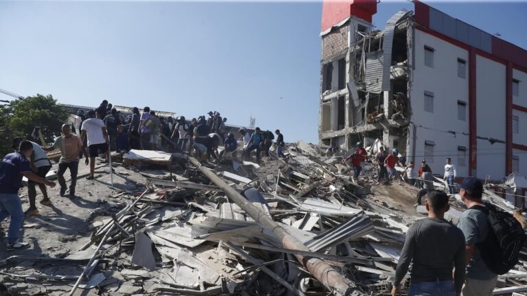 Alrededor de 27 muertos tras el terremoto en Colombia