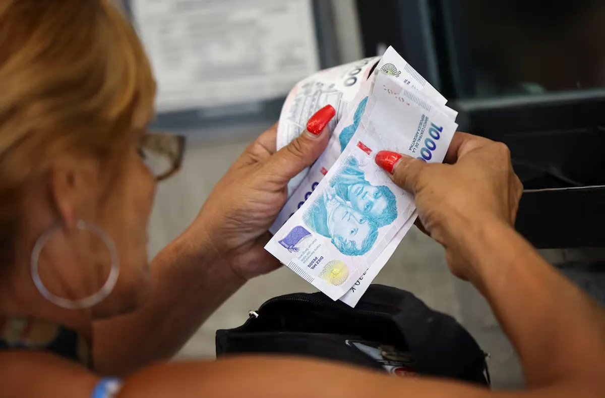 Profesionales enfrentan pluriempleo y bajos salarios