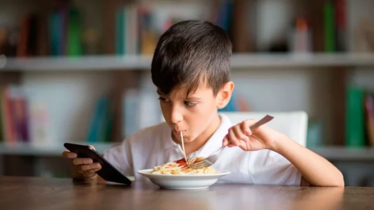 Preocupa el impacto del uso del celular en niños