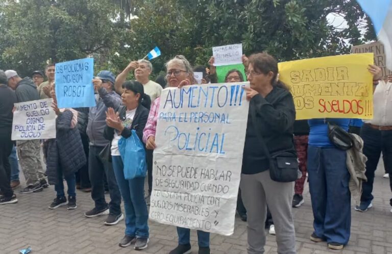 Policías retirados exigen aumento salarial