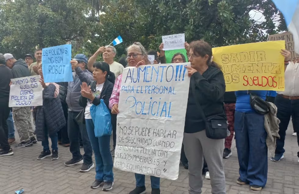 Policías retirados exigen aumento salarial