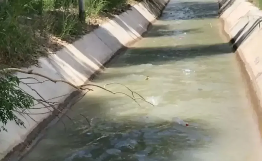 Denuncian el vuelco de aguas servidas en un canal de riego entre El Carmen y Perico