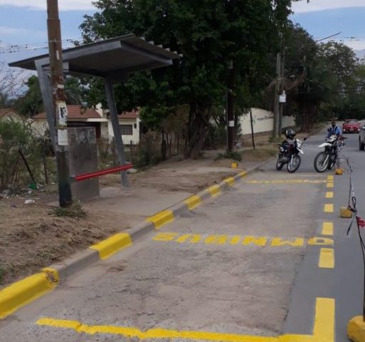 Reclaman mejoras en las paradas de colectivos de Capital